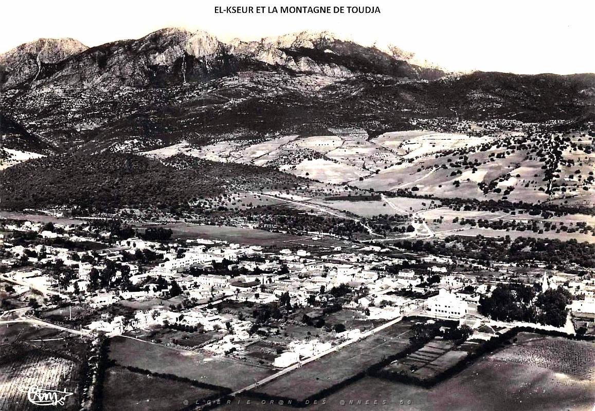El-Kseur - Vue panoramique sur la Ville et la Montagne de Toudja.jpg